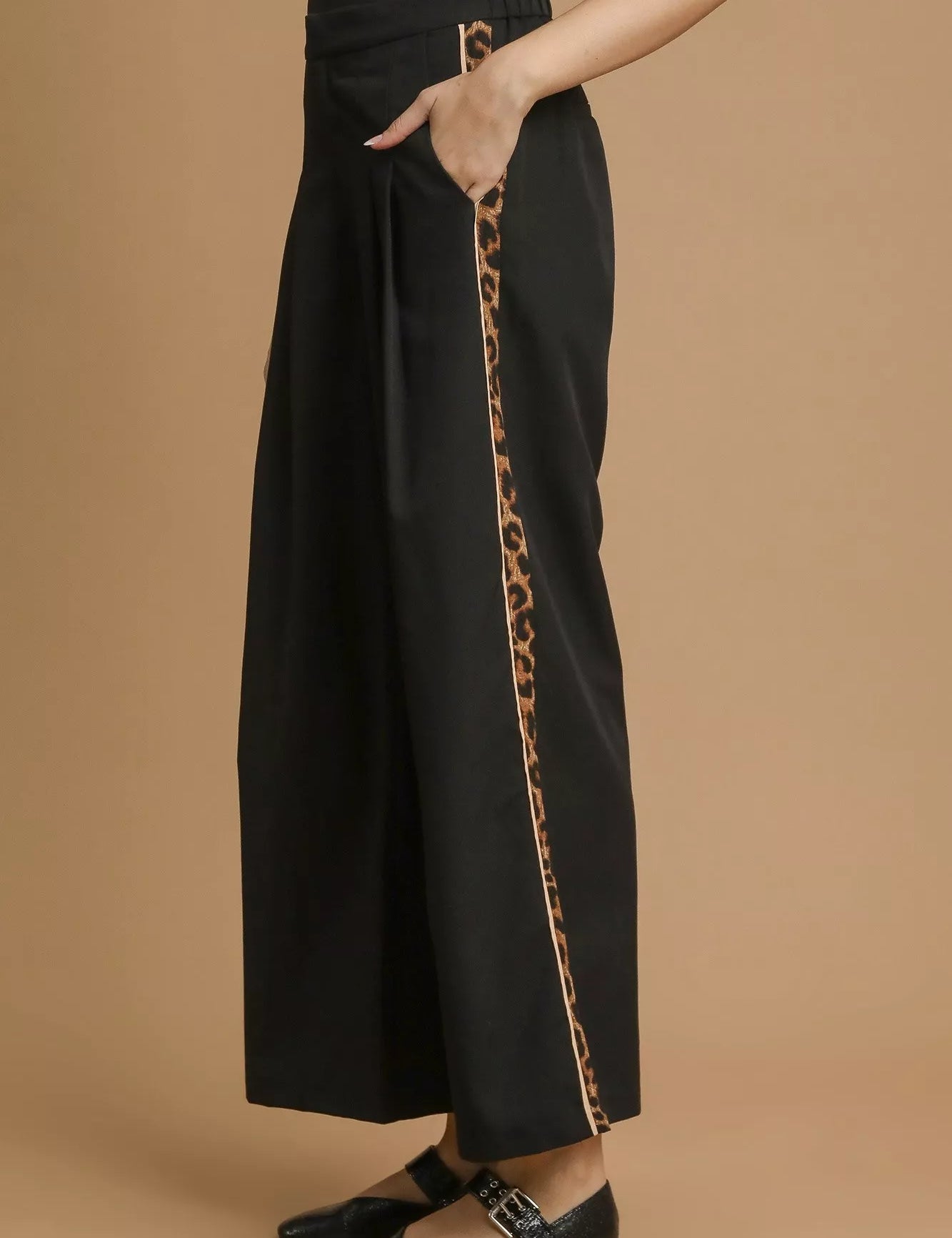 Umgee Front Pleated Wide-Leg Pants with Contrast Trim | Daverri Fashions