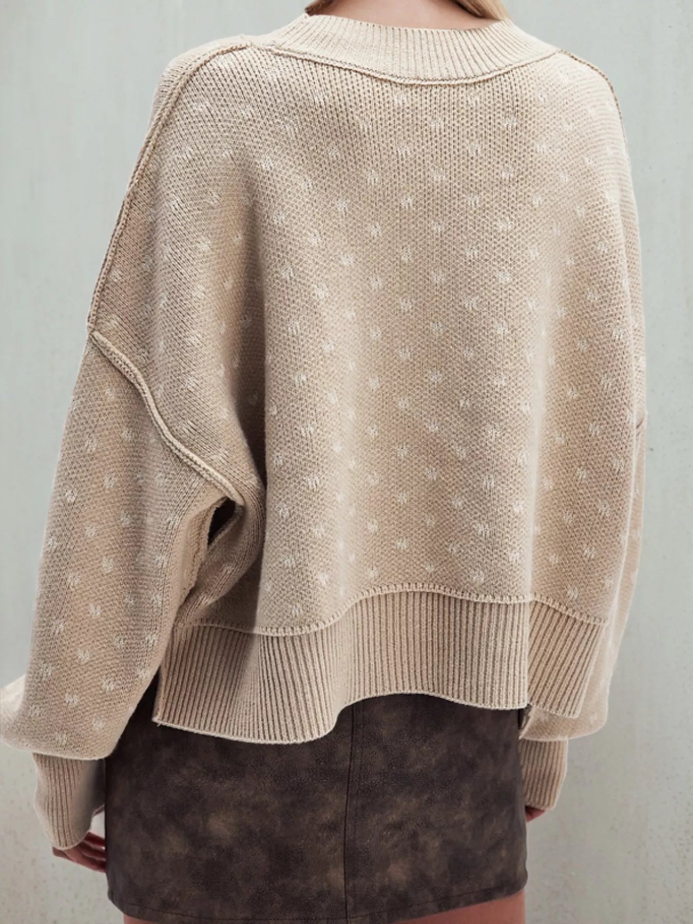 Daverri heart-patterned round neck beige knitted sweater with textured pattern and ribbed cuffs