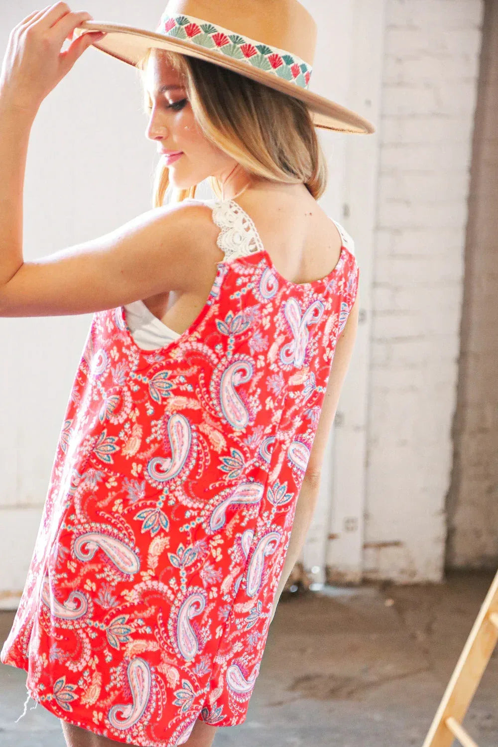 Coral Paisley Scallop Crochet Strap Tank Top - DAVERRI FASHIONS