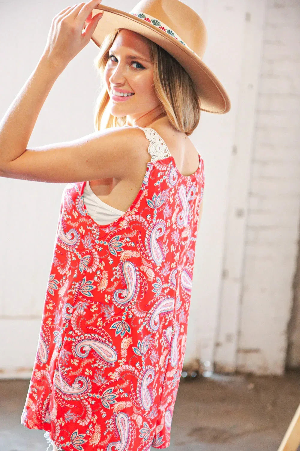 Coral Paisley Scallop Crochet Strap Tank Top - DAVERRI FASHIONS