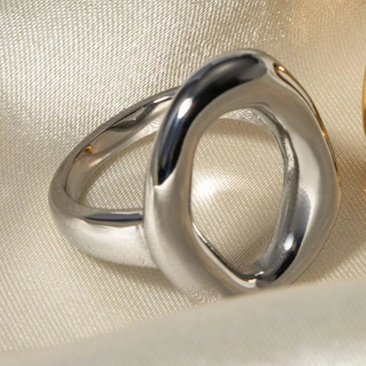 Silver Modern Hollow Oval Ring | Rings Daverri Fashions