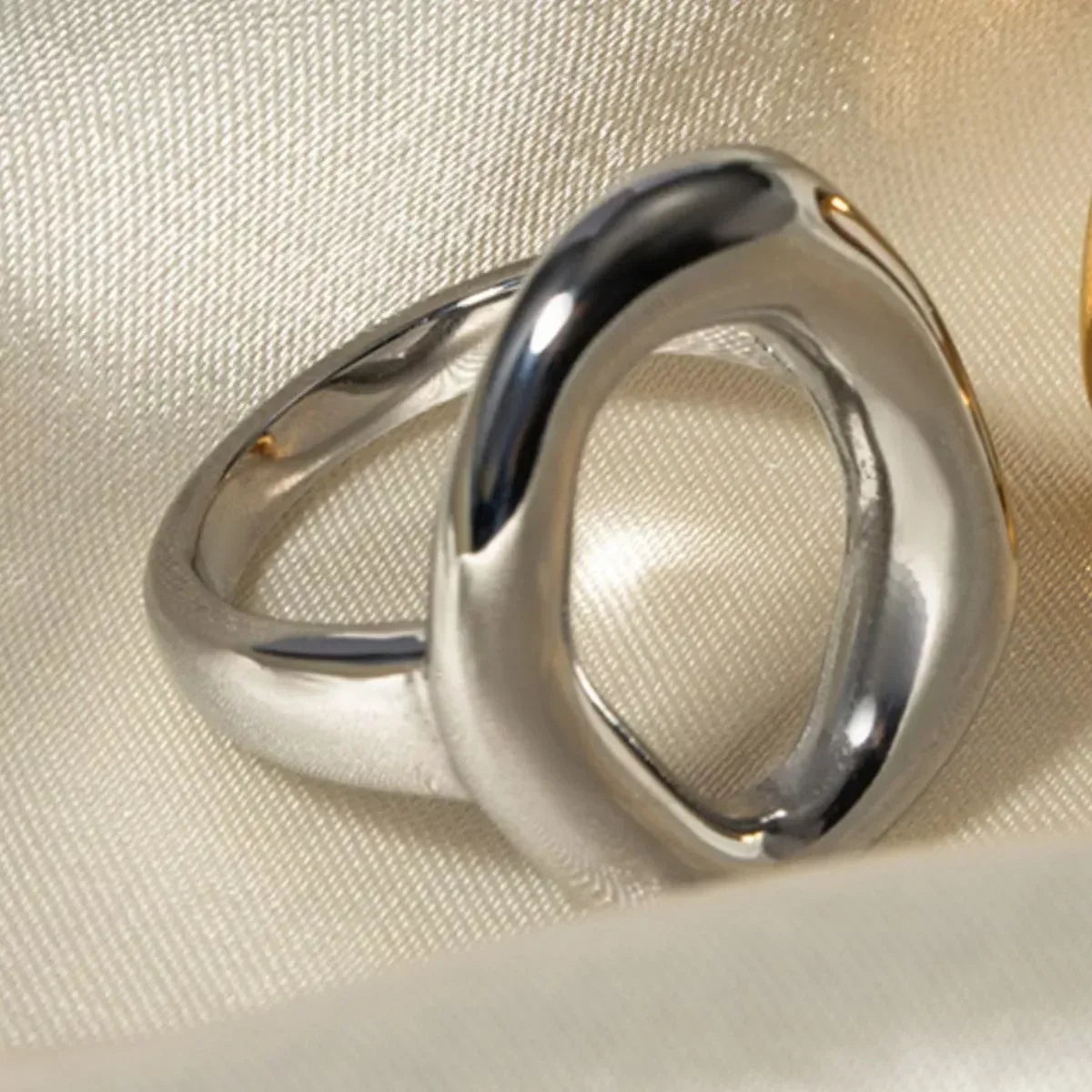 Modern Hollow Oval Ring - DAVERRI FASHIONS