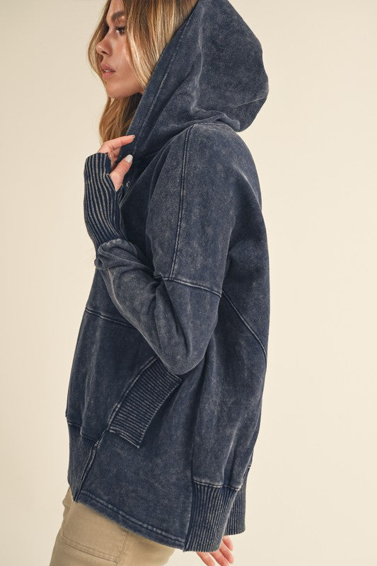 Dark blue Washed Vivi Pullover hoodie with ribbed cuffs and pockets