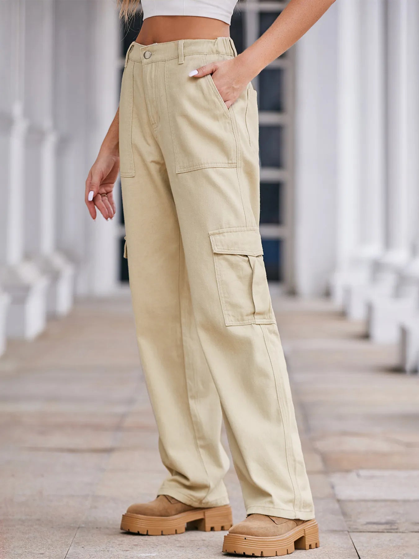 Daverri high-waisted cargo jeans in beige with multiple pockets and relaxed fit