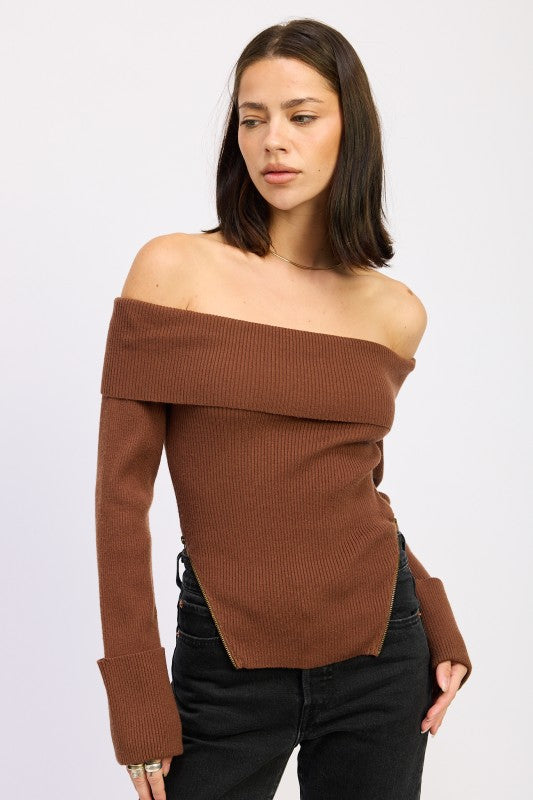 RIBBED OFF SHOULDER SWEATER WITH ZIPPER DARK CHOCOLATE