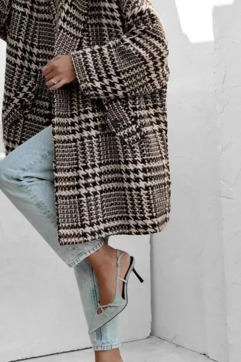 Houndstooth plaid coat with oversized sleeves, button closure, pockets