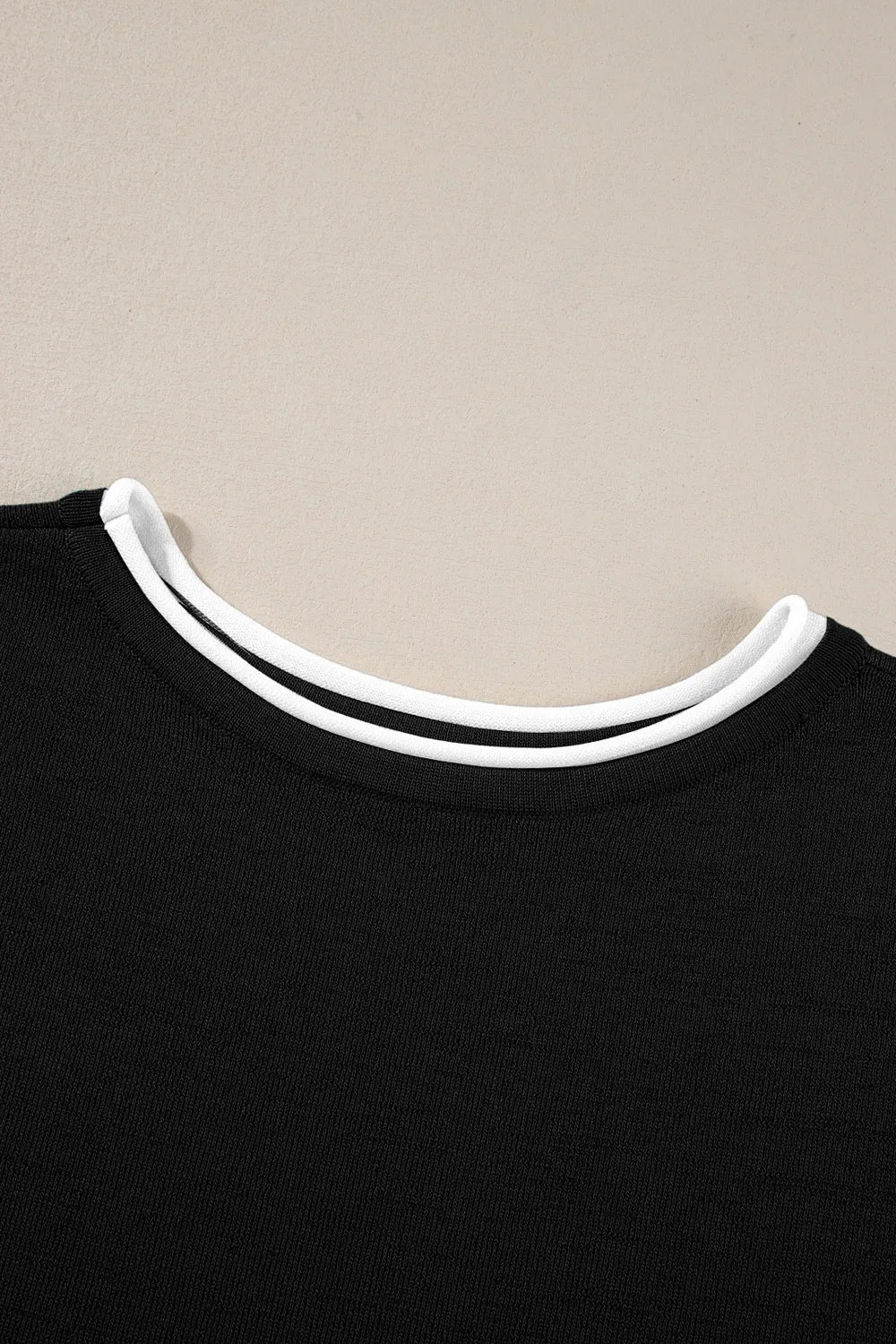 Black t-shirt with white trim collar in contrast round neck set