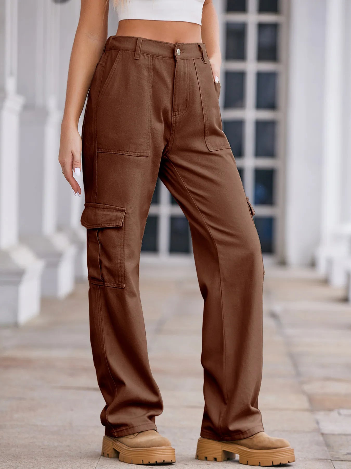 Daverri high-waisted cargo jeans in brown with multiple pockets and relaxed fit