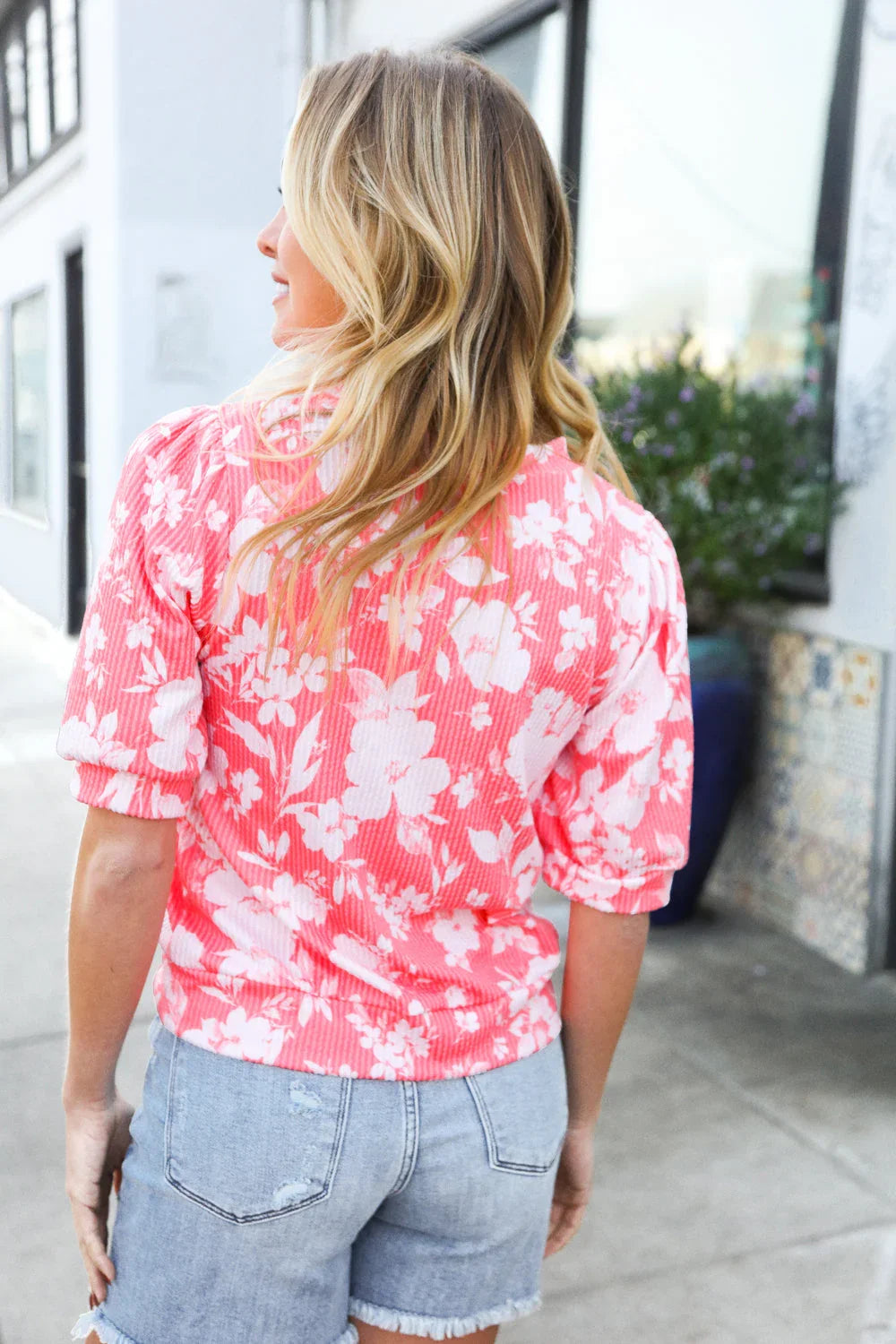Spring Vibes Coral Wavy Rib Puff Short Sleeves Floral Top | Daverri Fashions