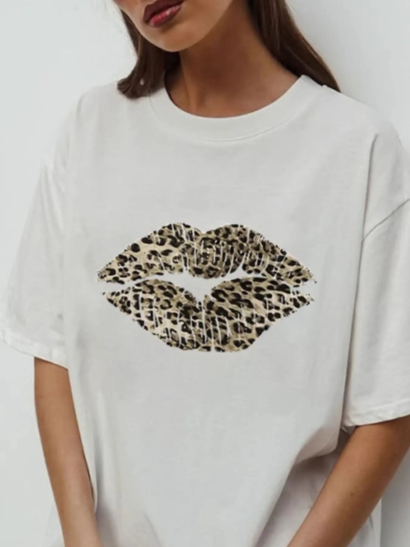 Daverri Leopard Lips oversized t-shirt with bold white leopard-print lip print on chest