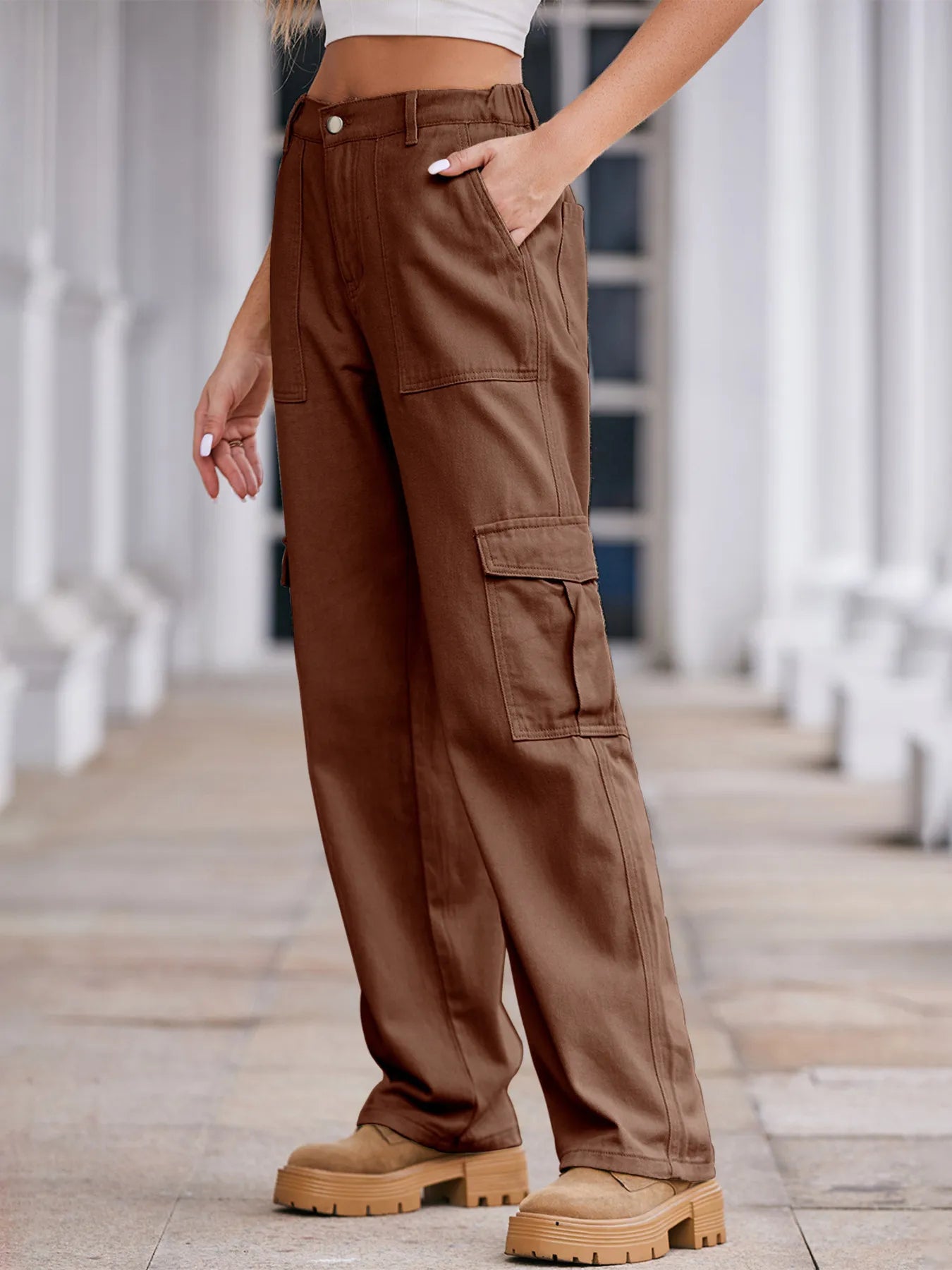 Daverri high-waisted brown cargo pants with multiple pockets and relaxed fit