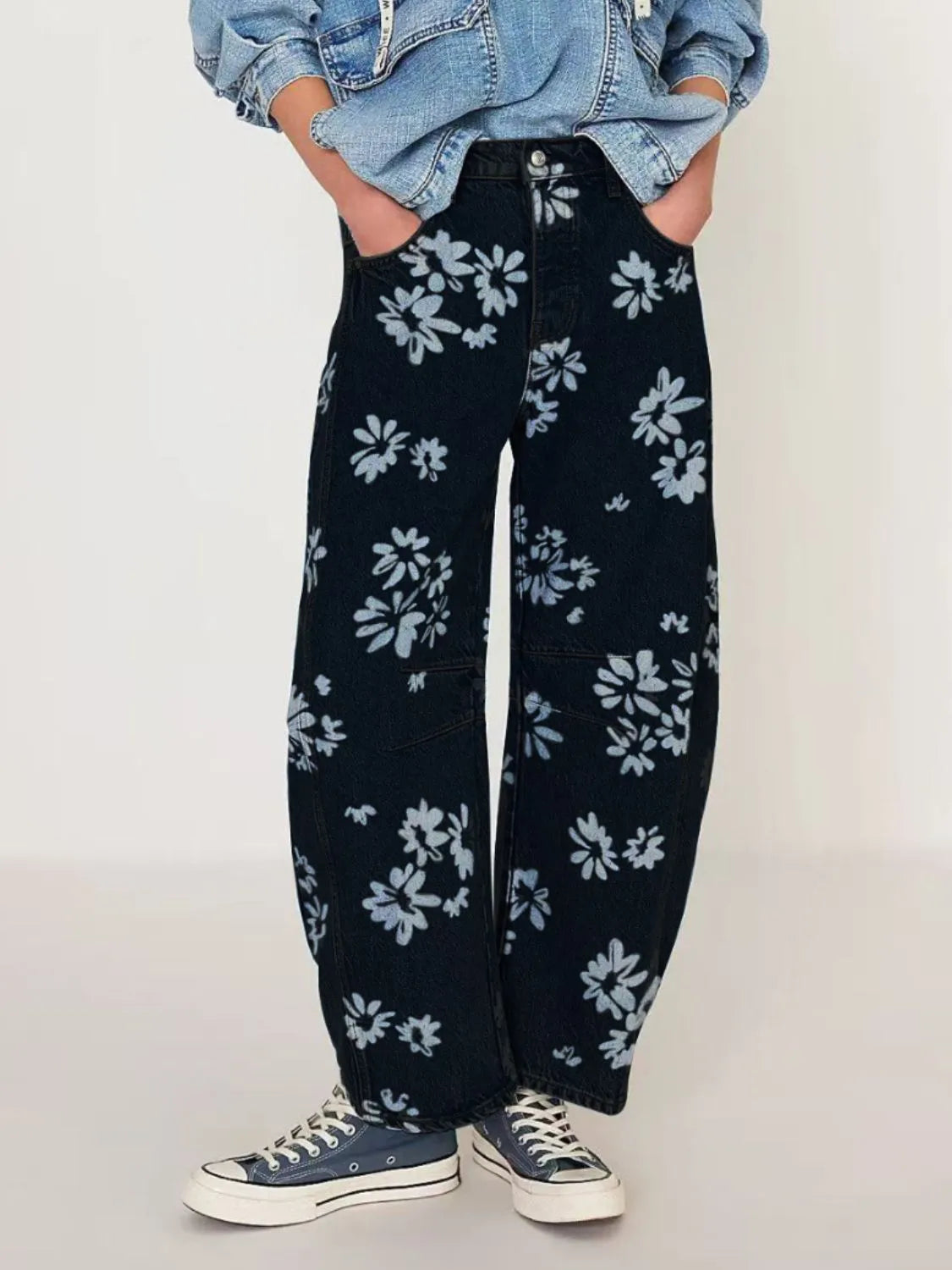 Printed wide-leg jeans in black denim with white floral pattern