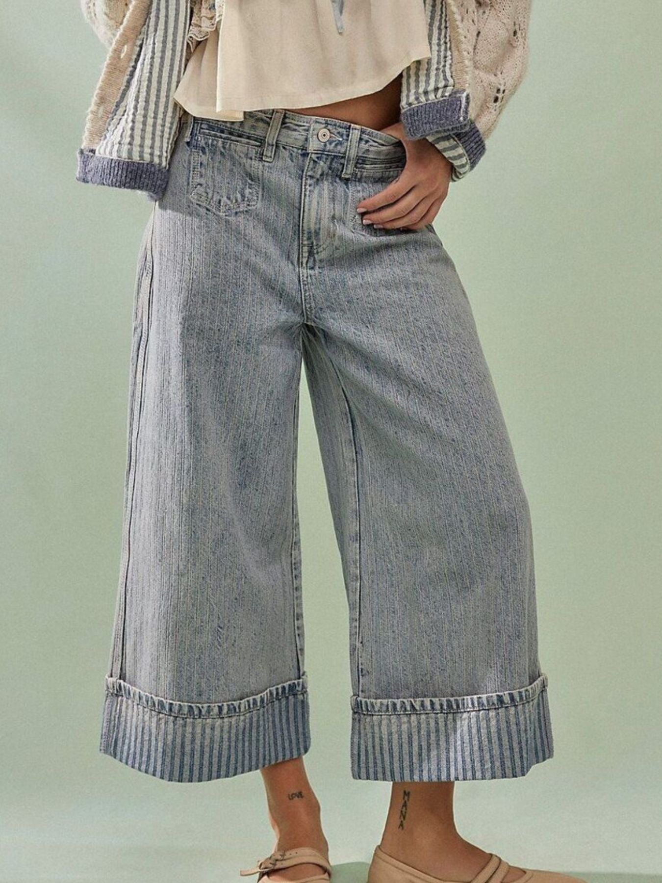 Wide-leg cropped jeans in light-wash denim with rolled cuffs and stripes