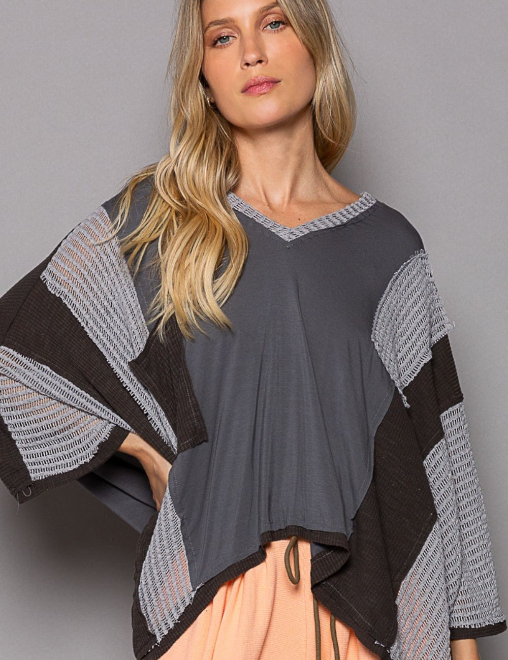 POL High-Low Contrast V-Neck Top Charcoal M