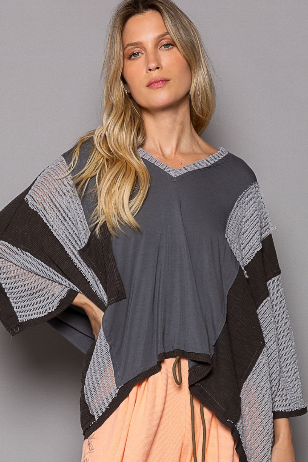 POL High-Low Contrast V-Neck Top Charcoal M