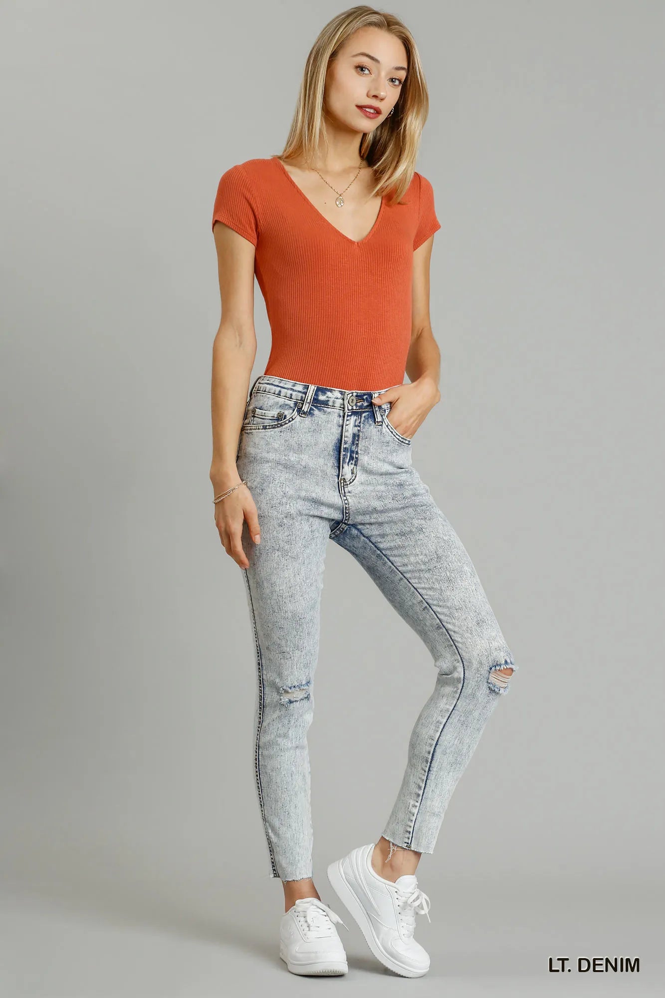 Umgee 5-Pockets Distressed Detail Stretch Denim Skinny Jeans with Unfinished Hem LT. DENIM Jeans