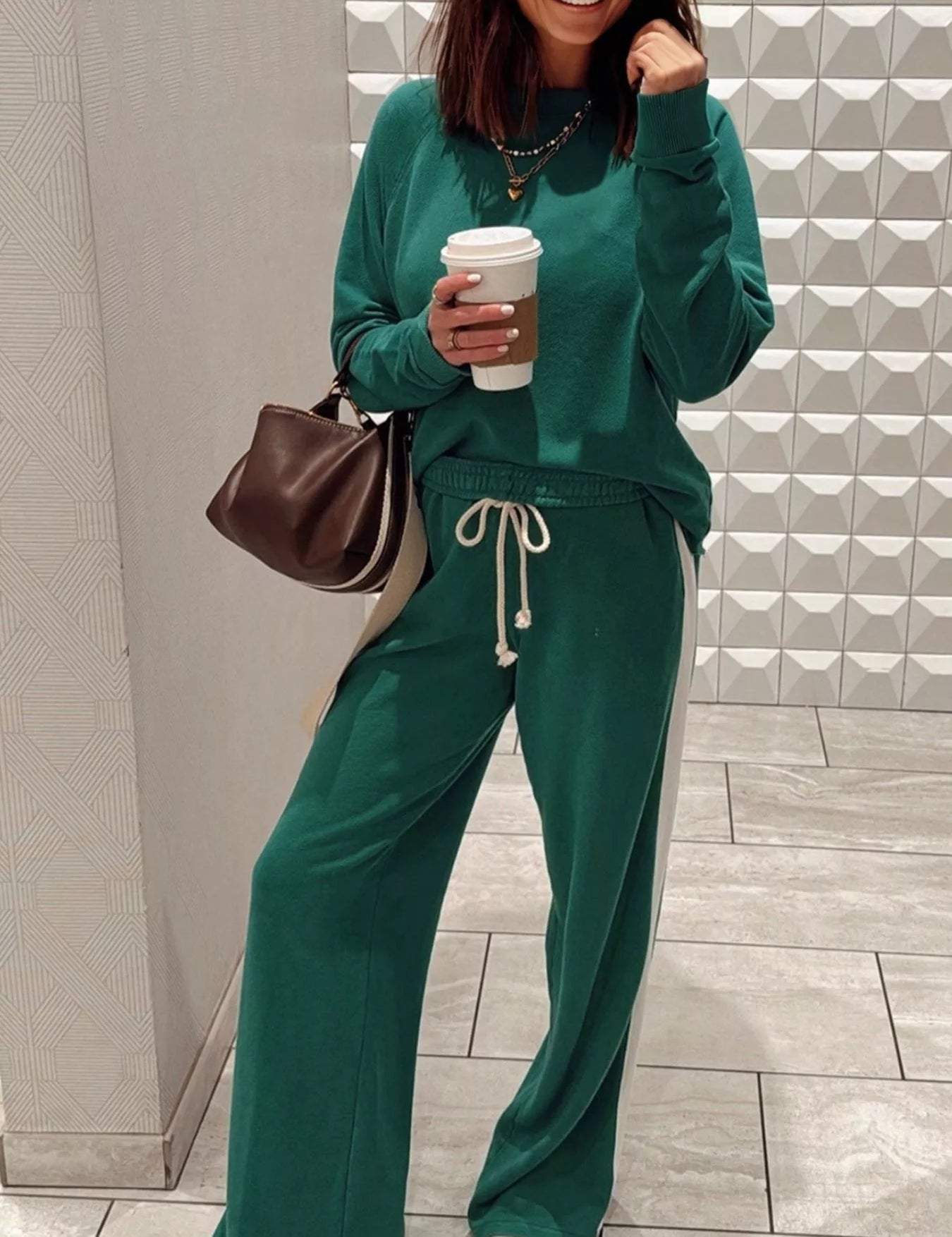 Green drawstring sweatpants with white string details and pockets in stripe set