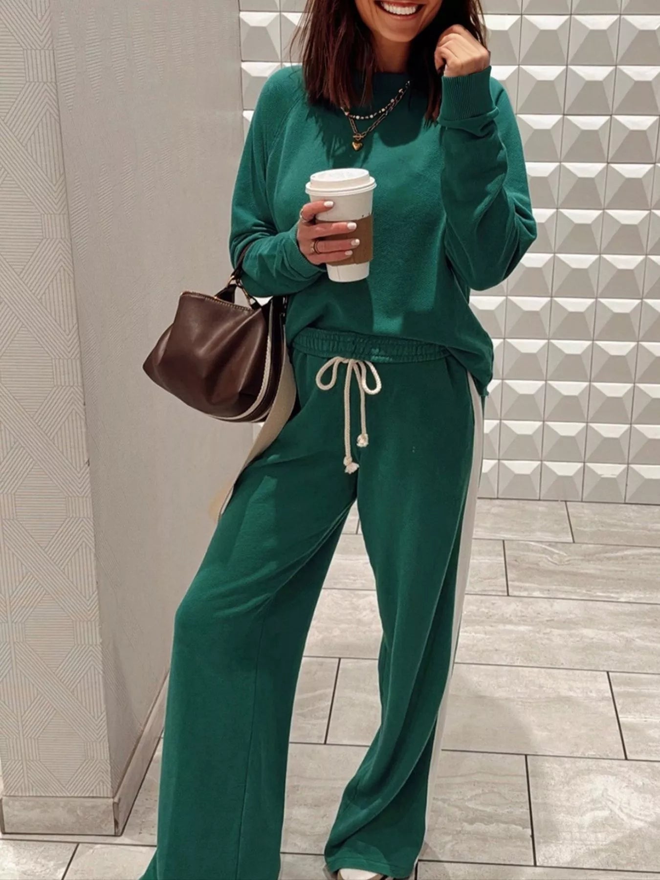 Green drawstring sweatpants with white string details and pockets in stripe set