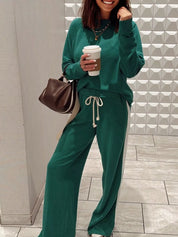 Green drawstring sweatpants with white string details and pockets in stripe set