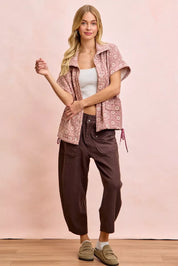Pink white patterned short-sleeved BiBi vest in vintage mocha