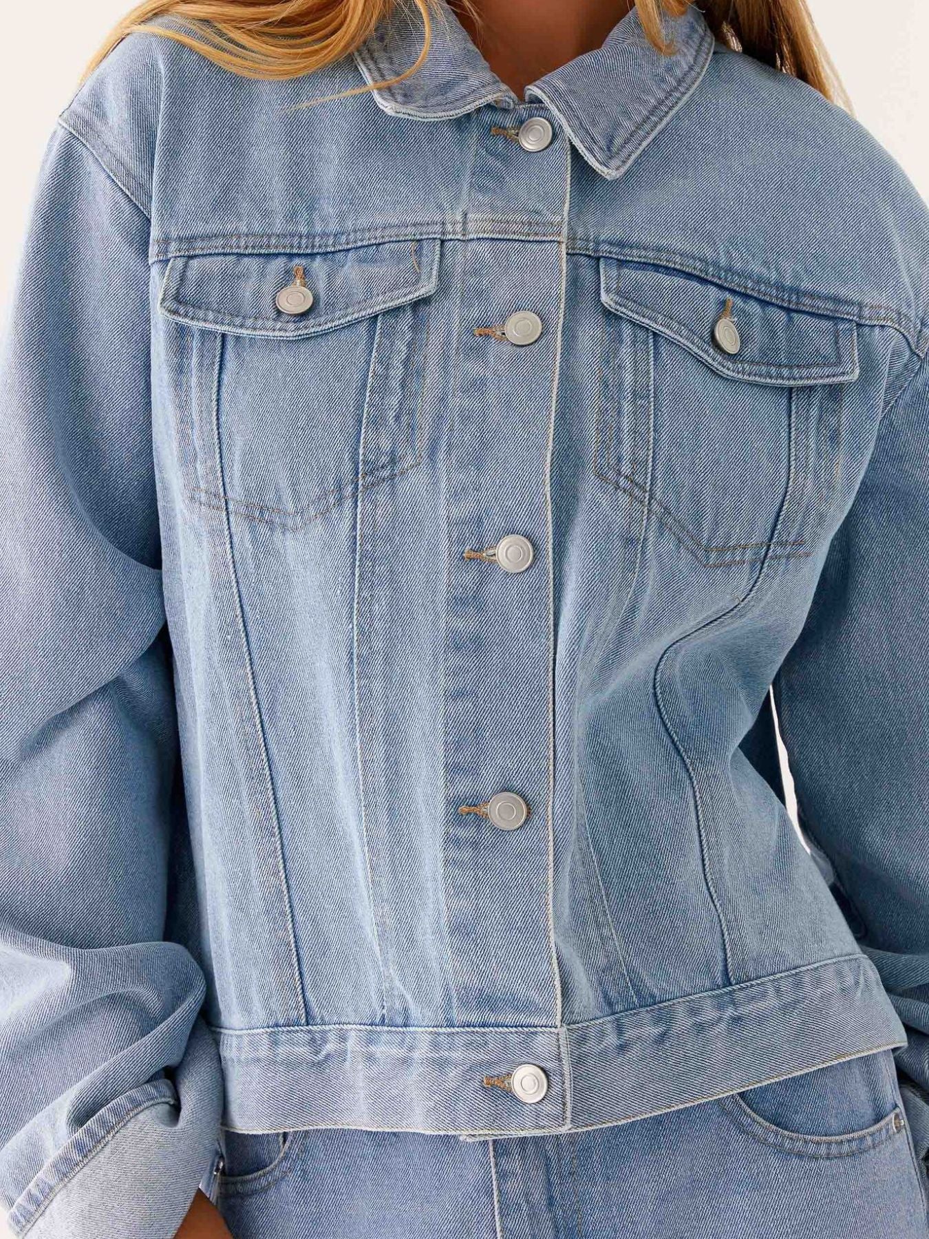 Daverri light-wash cropped oversized denim jacket with silver buttons