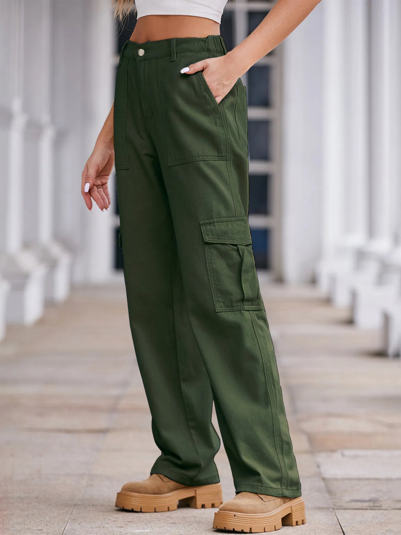 Daverri high-waisted olive green cargo pants with pockets and relaxed fit