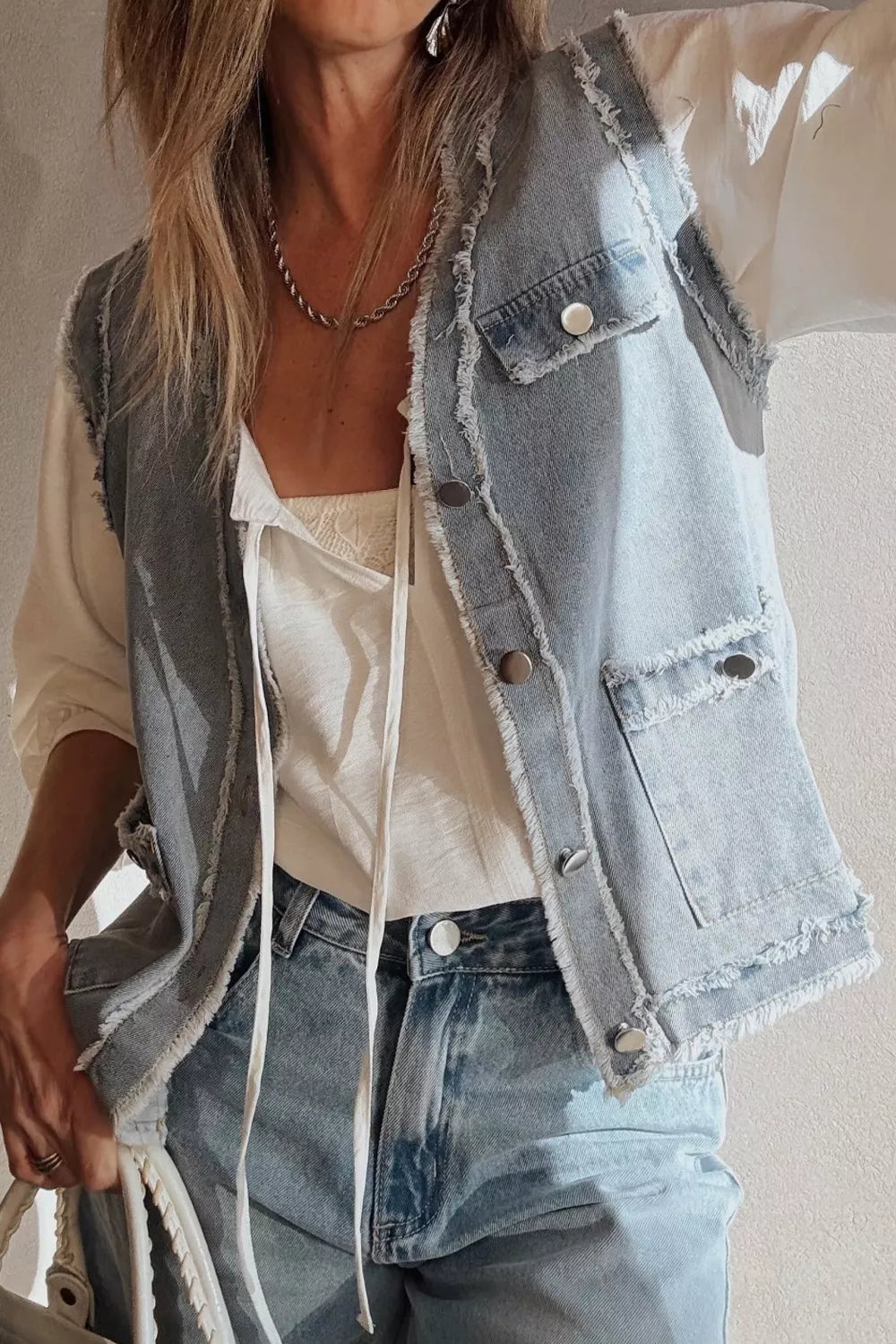 Light-wash frayed edge flap pockets denim vest jacket