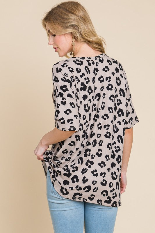 BOMBOM Button Detail Exposed Seam Leopard Half Sleeve Top