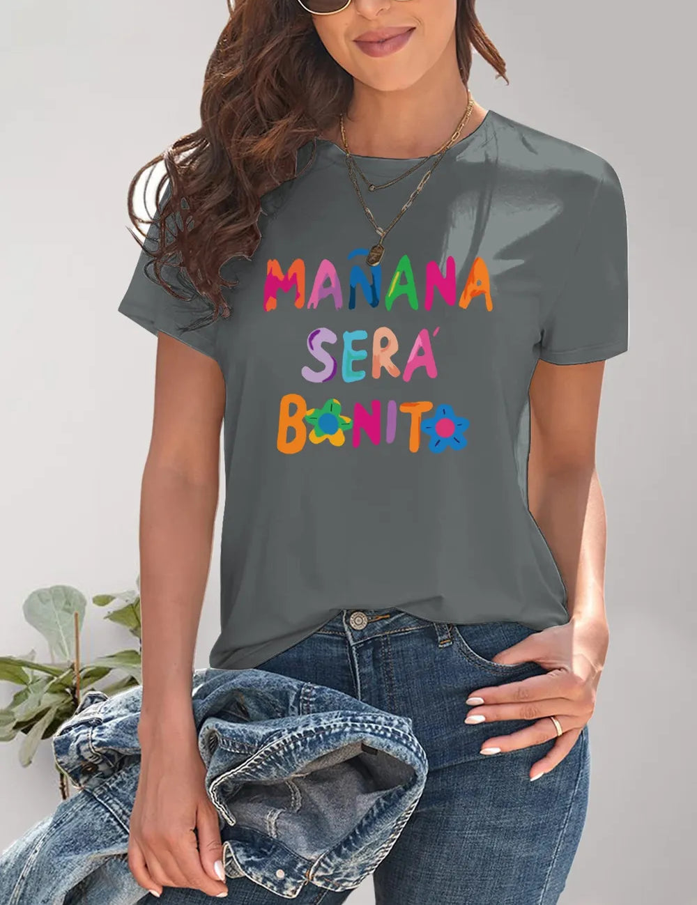 Grey short-sleeved T-shirt with colorful manana sera bonito graphic