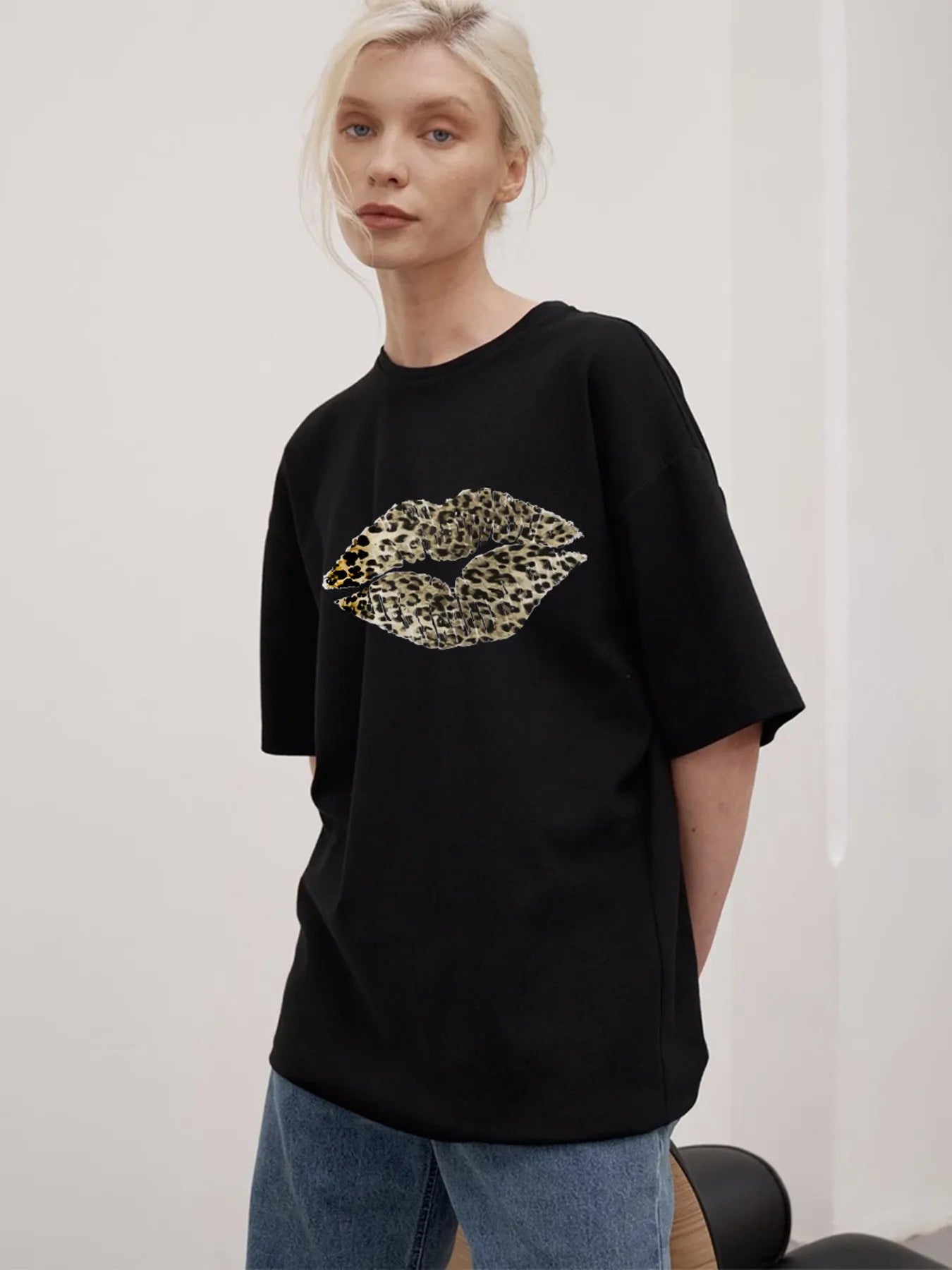 Daverri Leopard Lips oversized black t-shirt with bold kiss print