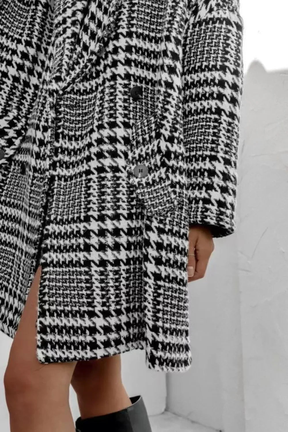 Black and white houndstooth collared long sleeve coat with pockets