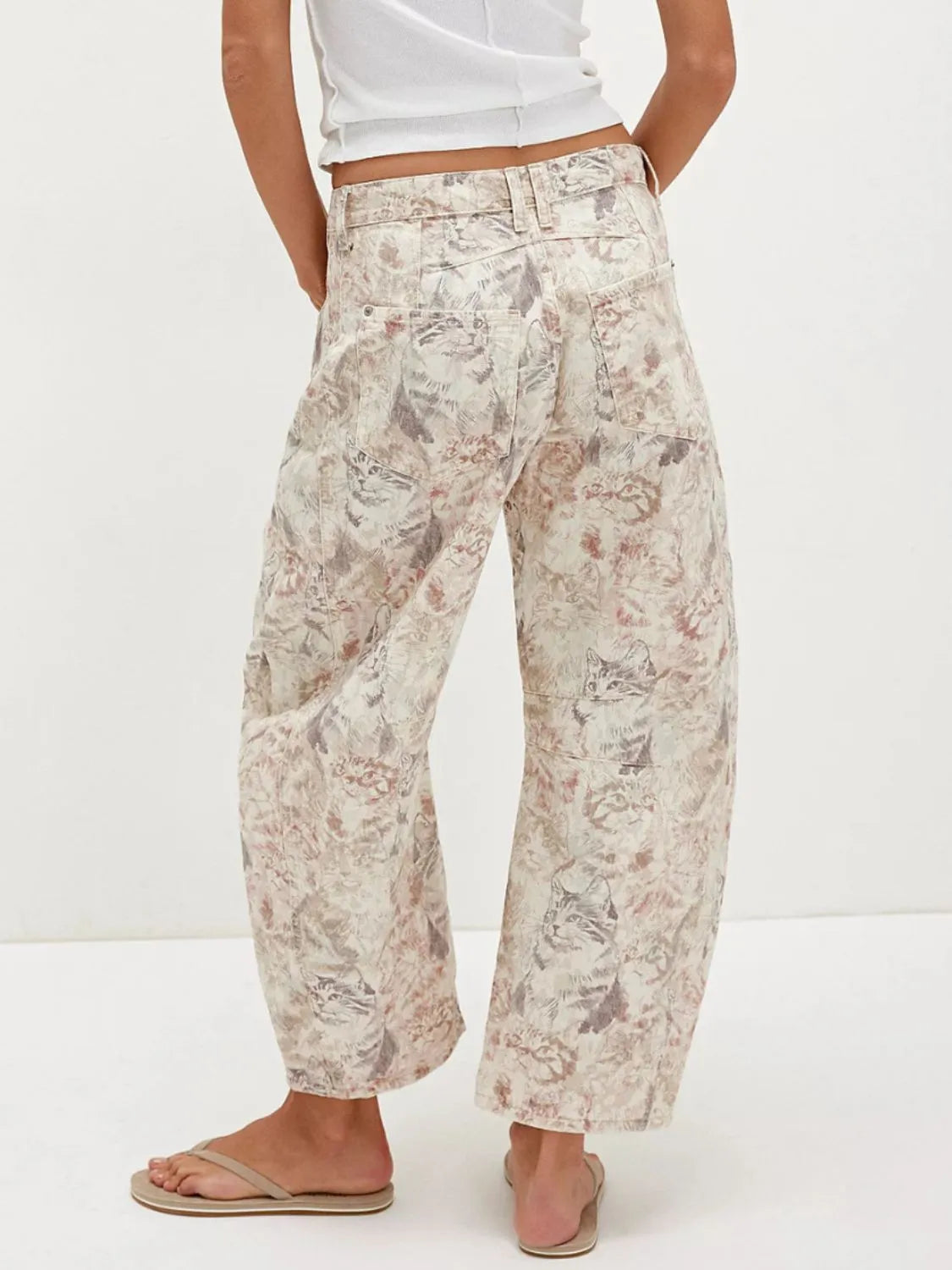 Printed wide leg jeans in beige denim with subtle gray and pink cat print