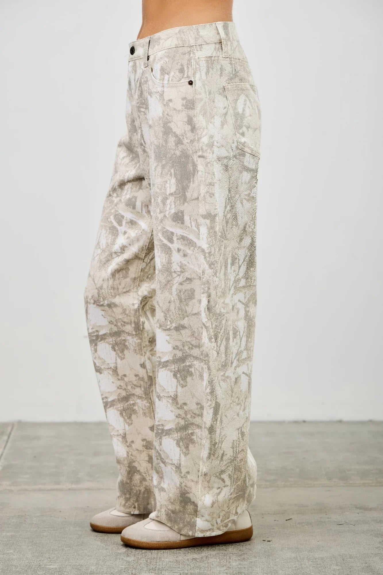 Wide-leg Seige Denim Plus Size jeans in beige-gray abstract camo