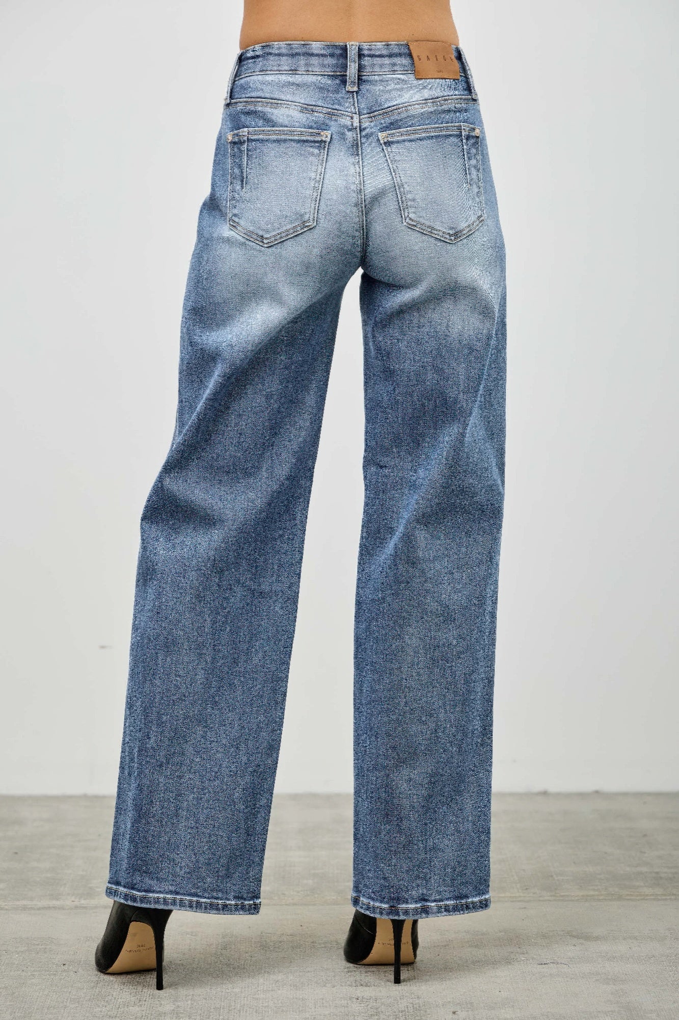 Mid rise straight light-wash denim jeans with wide-leg cut and pintuck