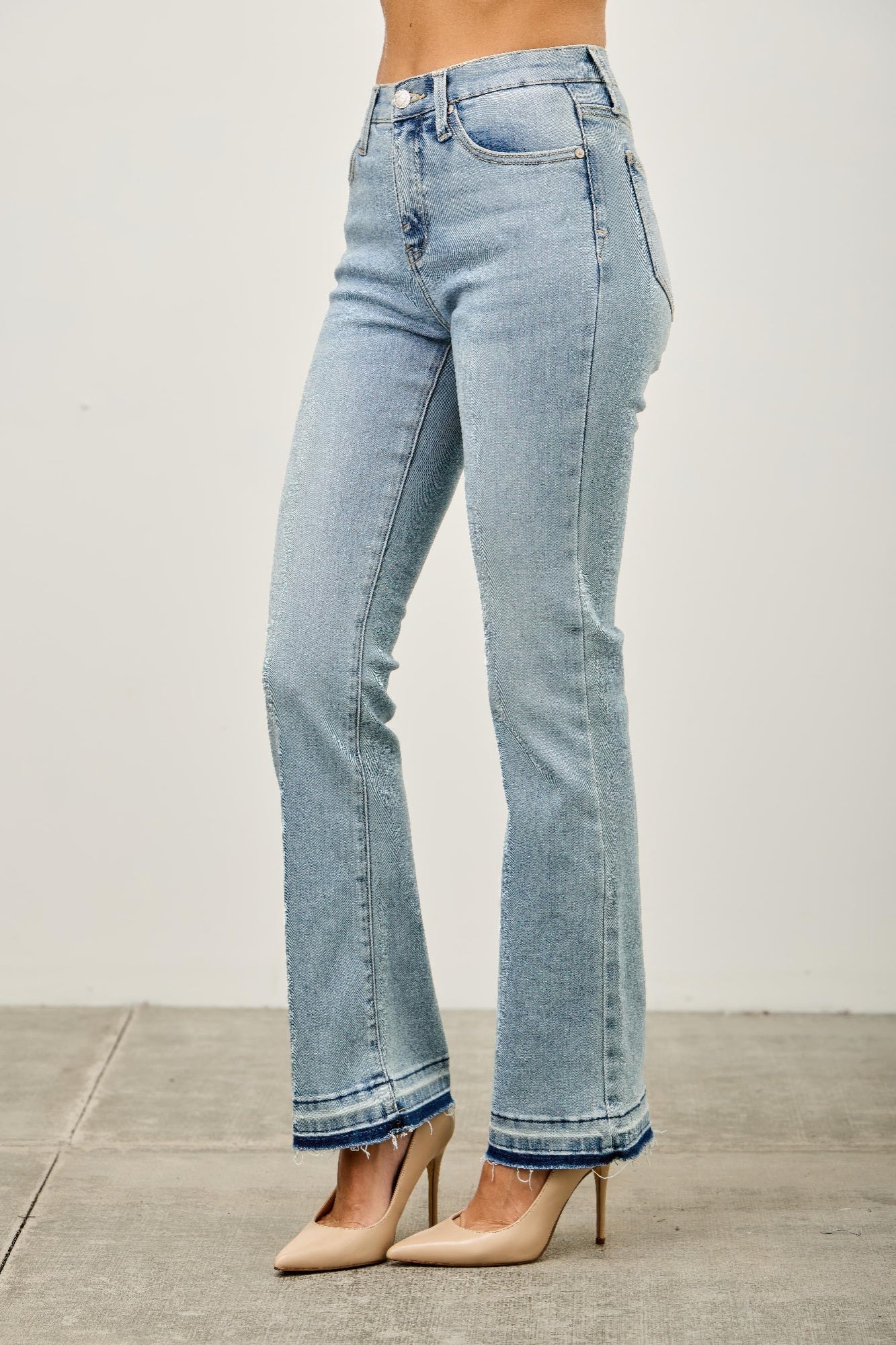 Light-wash high-rise flare jeans with frayed cuffs and five-pocket design