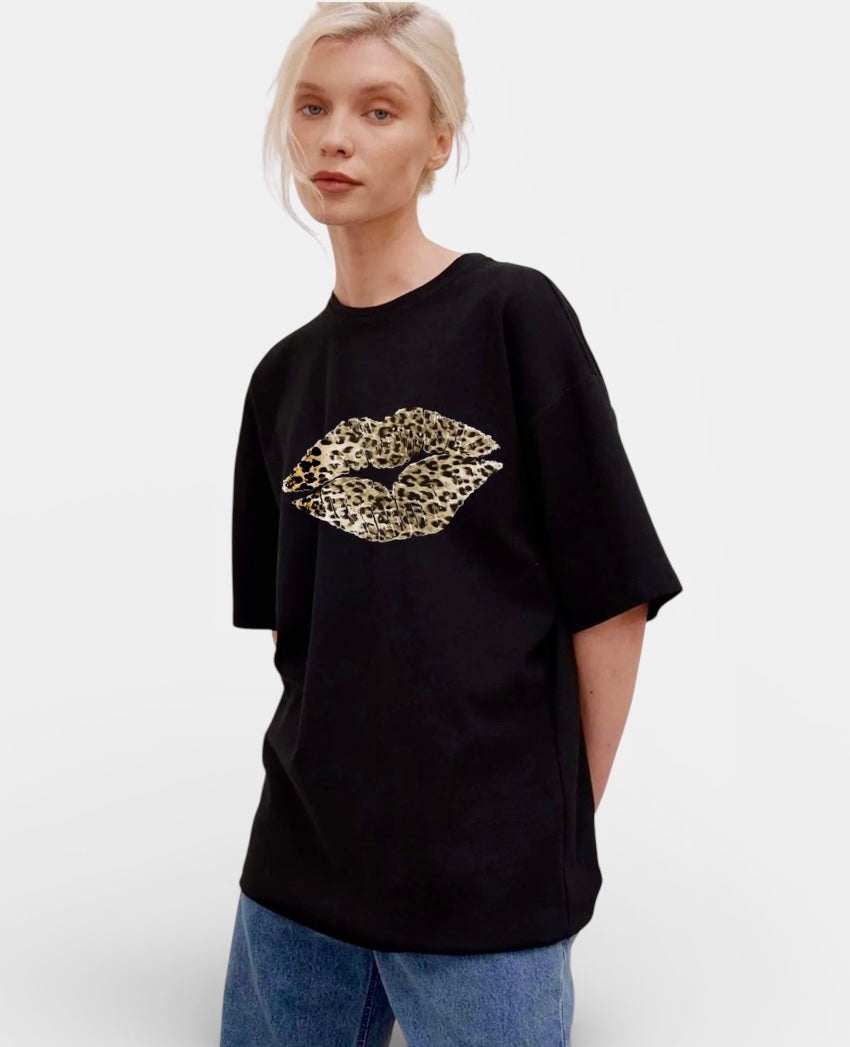 Daverri Leopard Lips oversized black t-shirt with bold kiss mark print