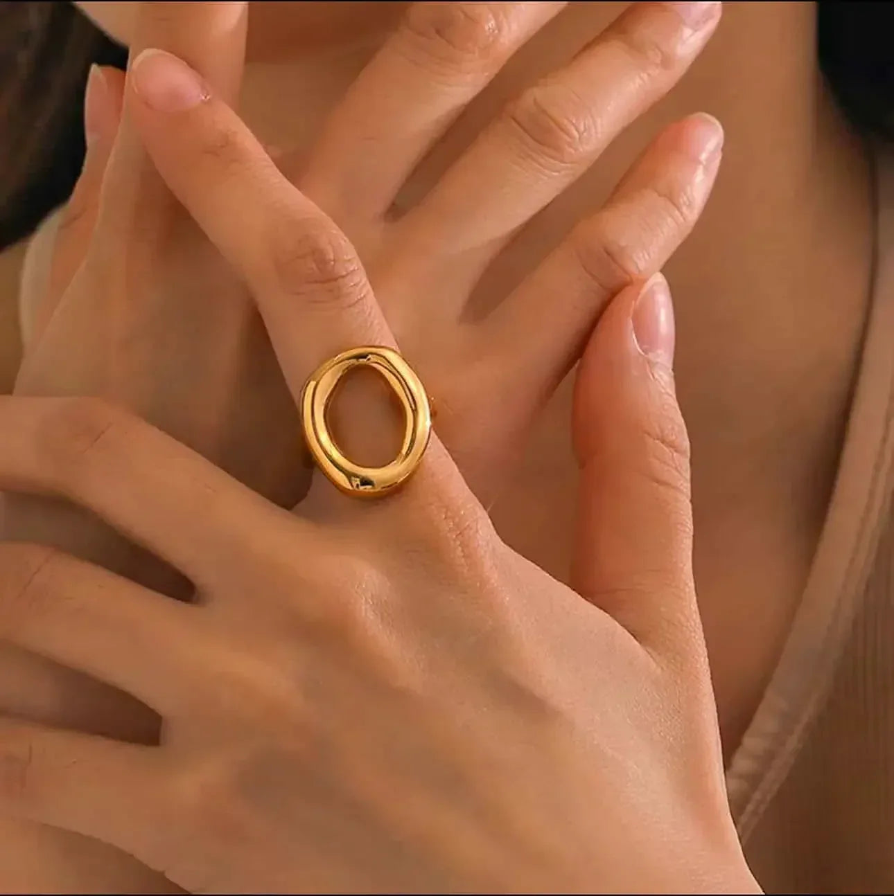 Modern Hollow Oval Ring - DAVERRI FASHIONS