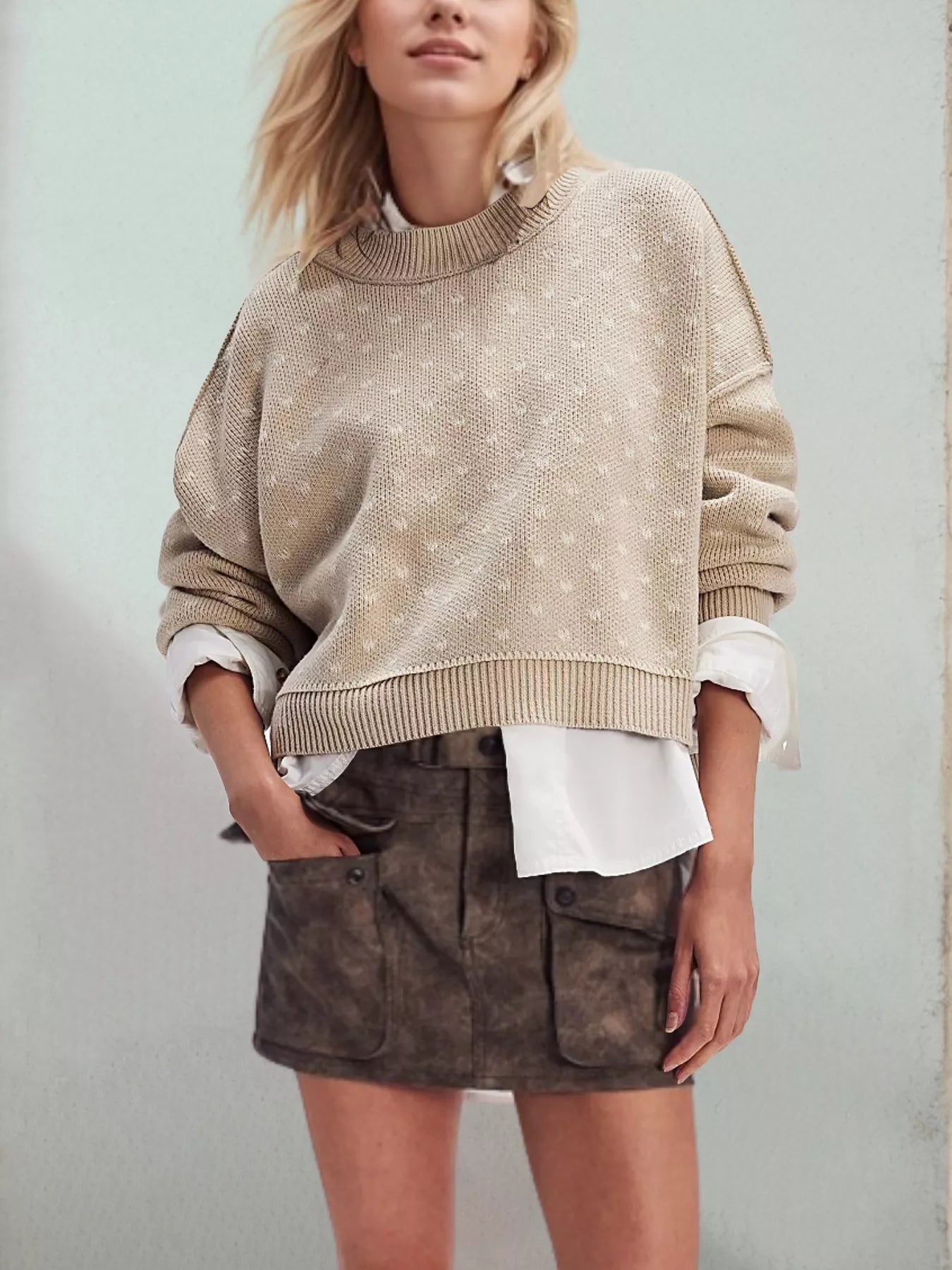 Daverri heart-patterned round neck beige knit sweater with textured pattern and ribbed cuffs