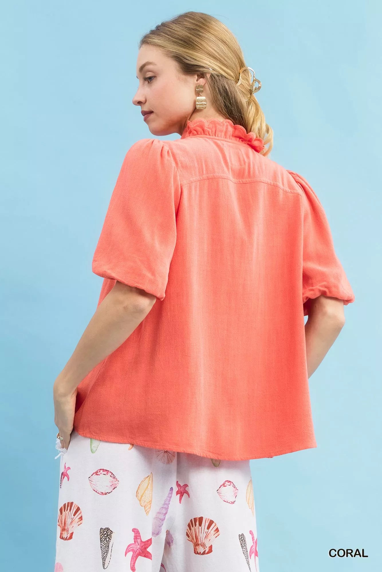 Umgee coral linen scallop trim V-neck blouse with puffed sleeves