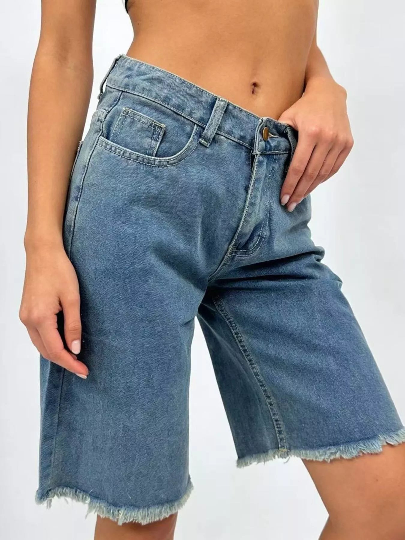 Frayed hem relaxed fit light-wash denim shorts, five-pocket design