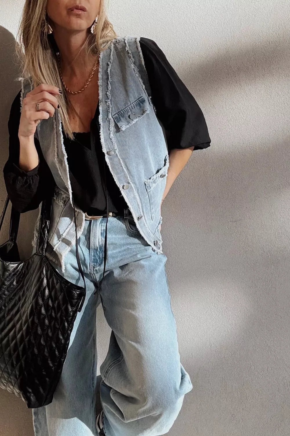 Light-wash frayed edge flap pockets denim vest jacket
