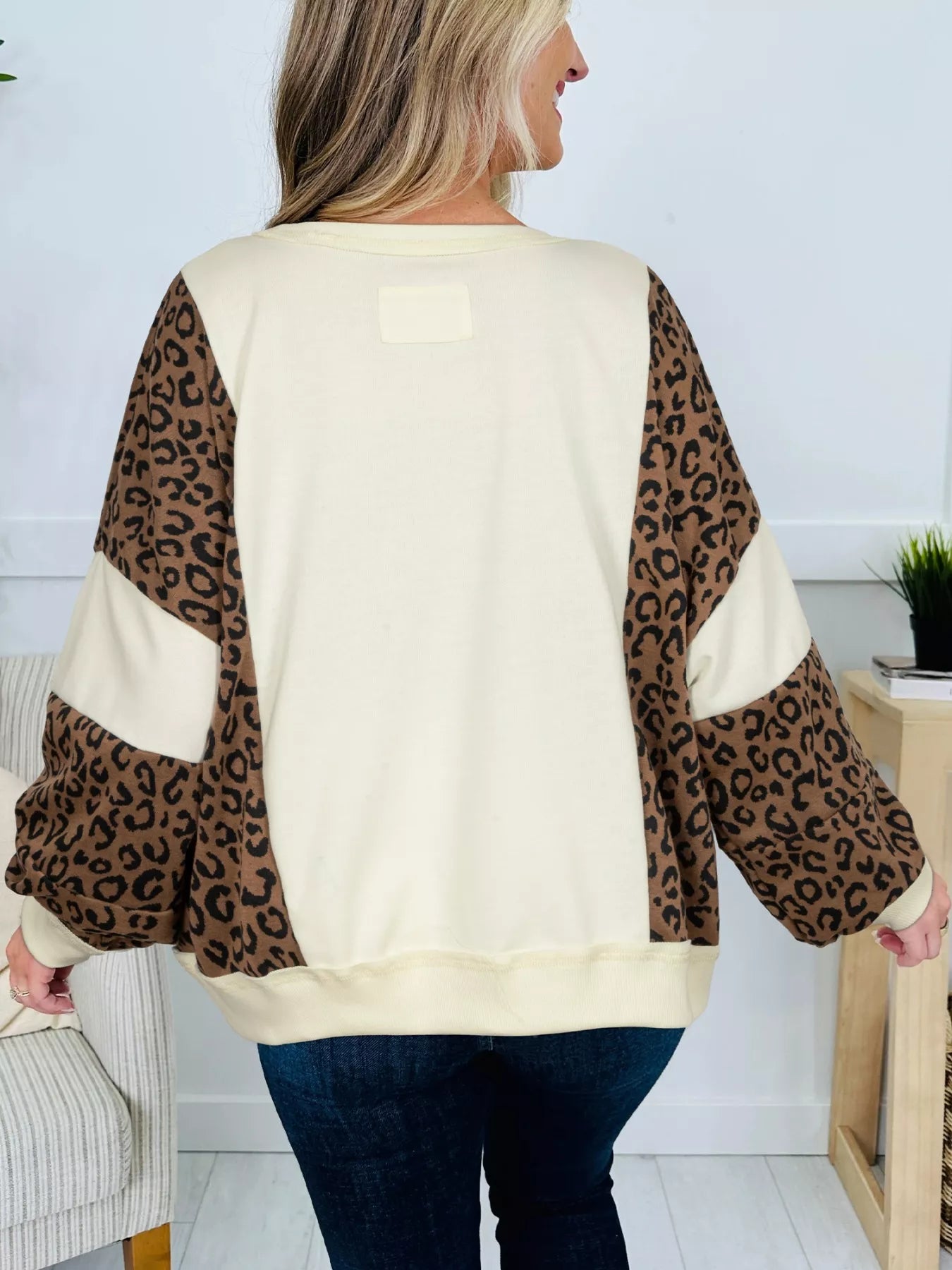 Leopard round neck sweatshirt with cream color, leopard sleeves, relaxed fit