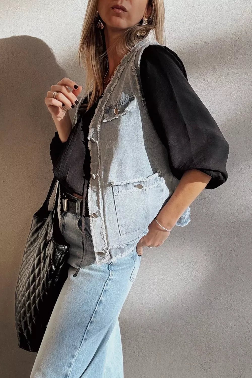 Light-wash frayed edge flap pockets denim vest jacket