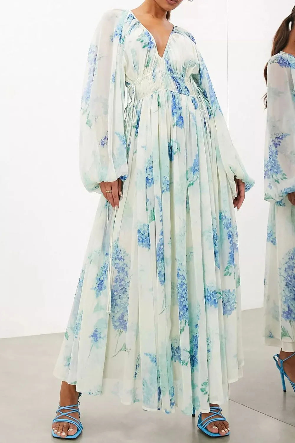Floral print bohemian maxi dress with balloon sleeves in white and blue