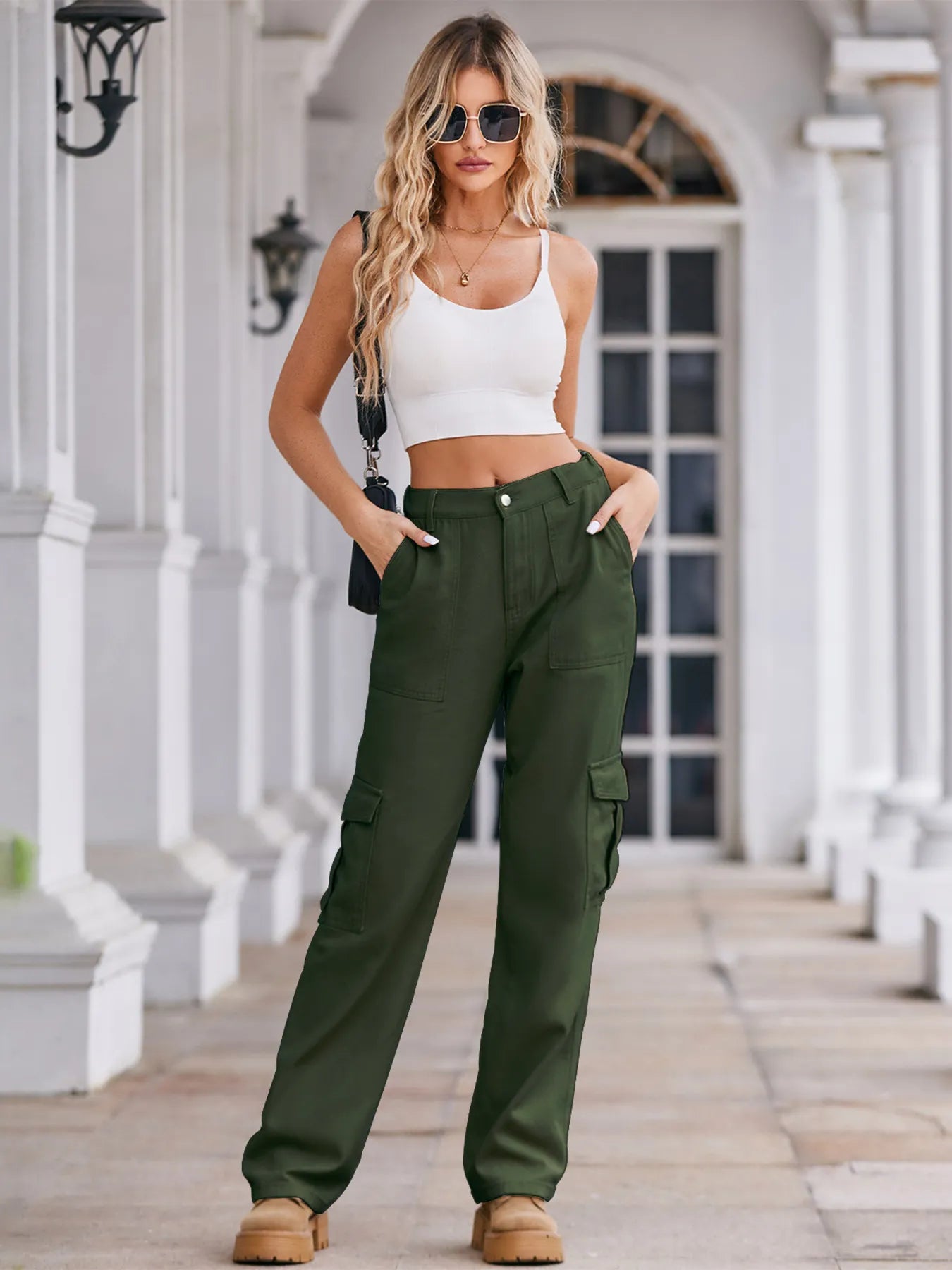 Daverri high-waisted olive green cargo pants with pockets and relaxed fit