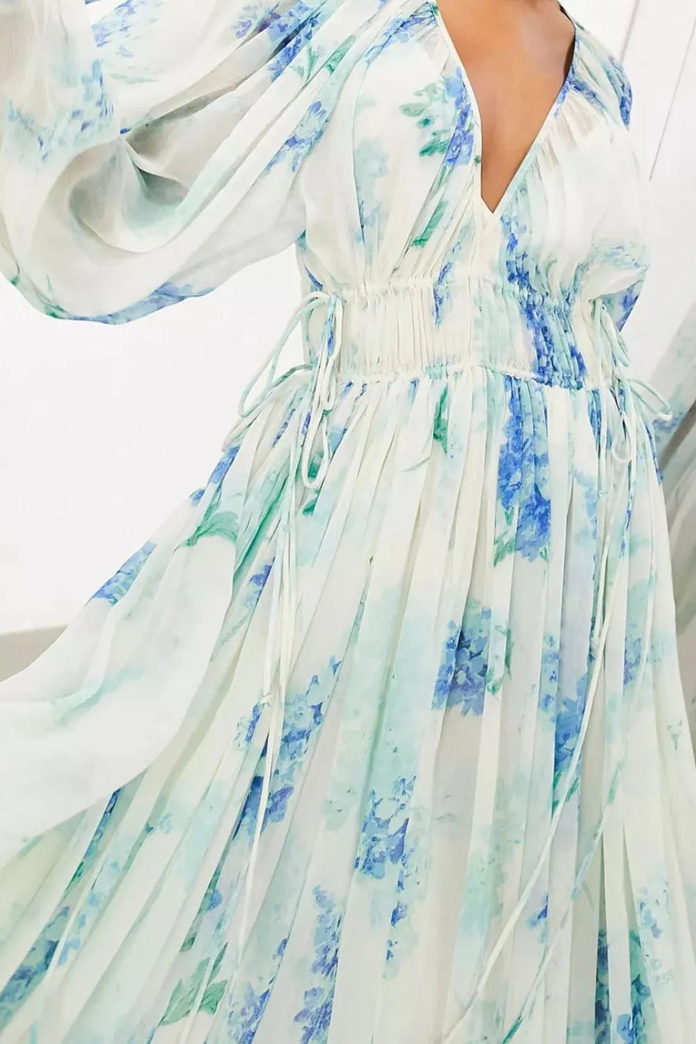 Floral print bohemian maxi dress with balloon sleeves in white